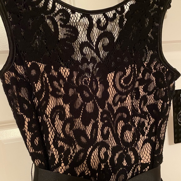 Black lace dress - Picture 3 of 11